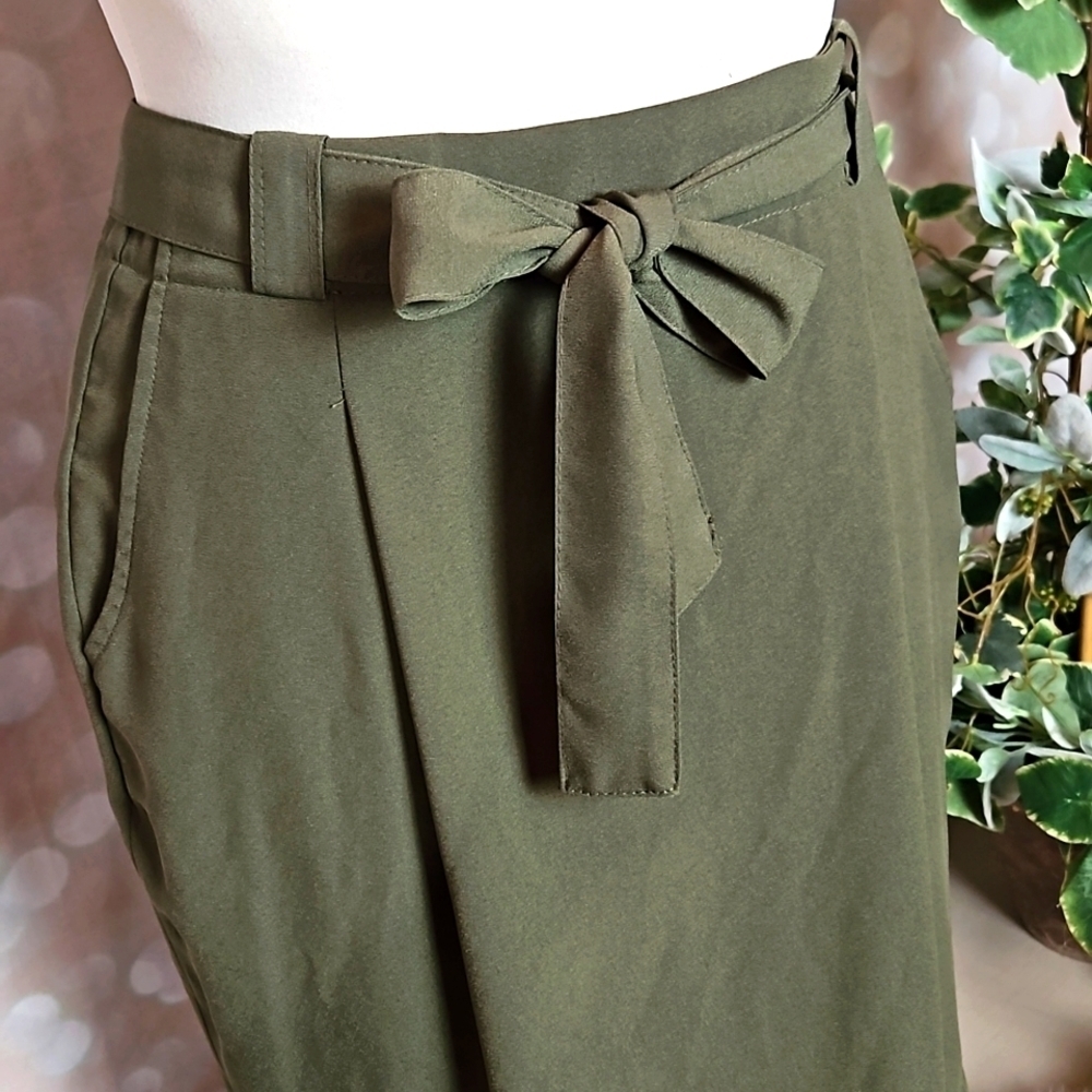 Liz Claiborne | Olive Green Lightweight Pencil Skirt - Picture 2 of 10